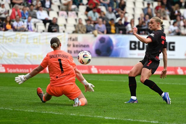Cornelia Kramer Kim Sindermann Google Pixel Frauen Bundesliga SGS Essen Bayer Leverkusen 05 03 2026 Cornelia Kramer Bayer Leverkusen vs Kim Sindermann SGS Essen , Google Pixel Frauen Bundesliga, 24 Matchday, SGS Essen vs Bayer Leverkusen on 03 May 2026 at Stadion an der Hafenstraße, Essen