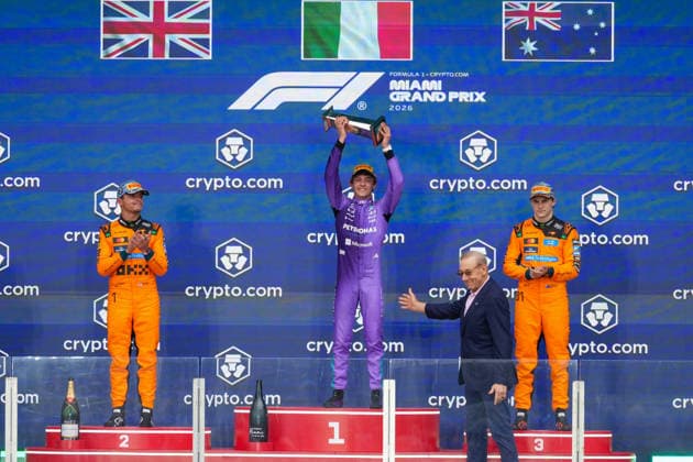 Britain s Lando Norris L of McLaren Italy s Andrea Kimi Antonelli C of Mercedes and Australia s Oscar Piastri of McLaren R pose on the podium at the conclusion of the Formula One Miami Grand Prix at the Miami International Speedway in Miami, Florida, USA, 03 May 2026. Gran Premio de Miami de la Formula Uno ACHTUNG: NUR REDAKTIONELLE NUTZUNG  Copyright: xAlbertoxBoalx AME9076 20260503-55020172367_1 Gran Premio de Miami de la Formula Uno !ACHTUNG: NUR REDAKTIONELLE NUTZUNG!  Copyright: xIMAGO AlbertoxBoalx imago images 0855558722 20260503-55020172367_1