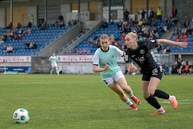 03 05 2026, Soccer, 2 Womens Bundesliga, 2025 2026, Matchday 24, VfR Warbeyen SG 99 Andernach Marlene Ganßer 13 Andernach in a running duel with Yael Mollink 25 Warbeyen Kleve Bresserbergstadion North Rhine-Westphalia Germany