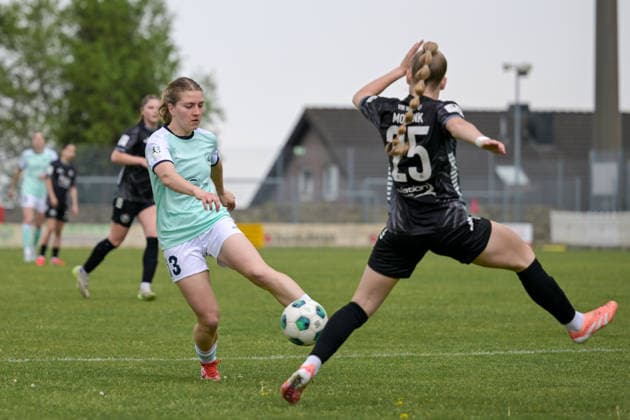 03 05 2026, Football, 2 Womens Bundesliga, 2025 2026, Matchday 24, VfR Warbeyen SG 99 Andernach Marlene Ganßer 13 Andernach plays the ball past Yael Mollink 25 Warbeyen Kleve Bresserbergstadion North Rhine-Westphalia Germany