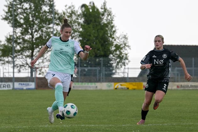 03 05 2026, Football, 2 Womens Bundesliga, 2025 2026, Matchday 24, VfR Warbeyen SG 99 Andernach Carolin Schraa 7 Andernach takes the ball in the air with Kleve Bresserbergstadion North Rhine-Westphalia Germany
