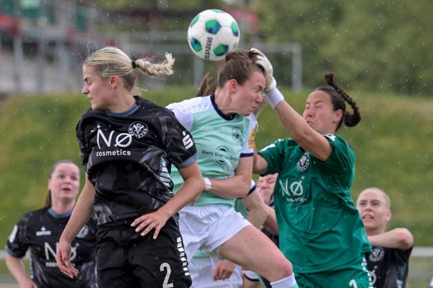 03 05 2026, Football, 2 Womens Bundesliga, 2025 2026, Matchday 24, VfR Warbeyen SG 99 Andernach Head instead of ball Goalkeeper Elena Milam Warbeyen hits Vanessa Zilligen Andernach on the head Kleve Bresserbergstadion North Rhine-Westphalia Germany