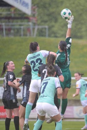 03 05 2026, Soccer, 2 Womens Bundesliga, 2025 2026, Matchday 24, VfR Warbeyen SG 99 Andernach Goalkeeper Elena Milam 1 Warbeyen catches the ball with one hand Kleve Bresserbergstadion North Rhine-Westphalia Germany