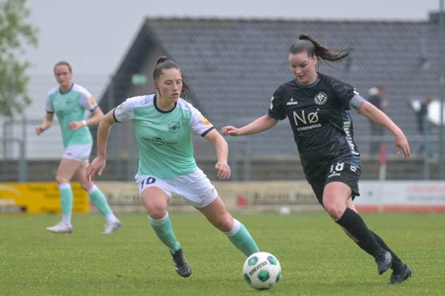 03 05 2026, Football, 2 Womens Bundesliga, 2025 2026, Matchday 24, VfR Warbeyen SG 99 Andernach Moisa Verkuijl 18 Warbeyen with the ball Leonie Krump 10 Andernach watches the scene closely Kleve Bresserbergstadion North Rhine-Westphalia Germany