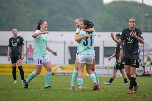 03 05 2026, Football, 2 Womens Bundesliga, 2025 2026, Matchday 24, VfR Warbeyen SG 99 Andernach Leonie Krump 10 Andernach , Paula Petri 9 Andernach and Muriel Bey 31 Andernach cheer after the fourth goal Isa Hoevers 2 Warbeyen cannot understand the fourth goal conceded Kleve Bresserbergstadion North Rhine-Westphalia Germany