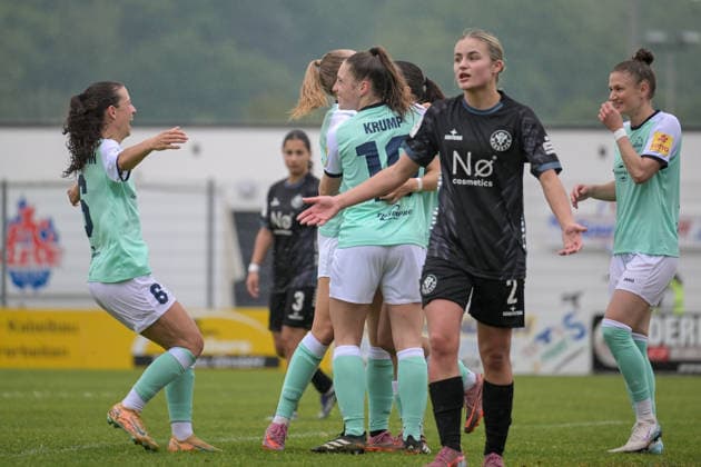 03 05 2026, Football, 2 Womens Bundesliga, 2025 2026, Matchday 24, VfR Warbeyen SG 99 Andernach cheers after the 4 0 Lisa Kossmann 6 Andernach runs to her teammates Kleve Bresserbergstadion North Rhine-Westphalia Germany