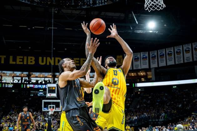 Basketball Berlin 03 05 2026 Season 2025 2026 EasyCredit BBL 1 Bundesliga Men, Men Alba Berlin NINERS Chemnitz J wan Roberts Alba Berlin, No 13 Kevin Yebo Chemnitz, No 00