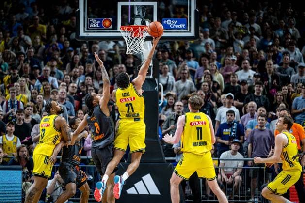 Basketball Berlin 03 05 2026 Season 2025 2026 EasyCredit BBL 1 Bundesliga Men, Men Alba Berlin NINERS Chemnitz Michael Rataj Alba Berlin, No 21 Mike Kevin Yebo Chemnitz, No 00