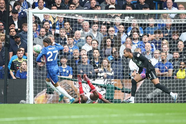 Chelsea v Nottingham Forest, Premier League PENALTY Malo Gusto of Chelsea fouls Taiwo Awoniyi of Nottingham Forest during the Chelsea v Nottingham Forest Premier League match at Stamford Bridge, London, England on 4 May 2026 Credit: Ian Stephen Every Second Media Editorial use only. All images are copyright Every Second Media Limited. No images may be reproduced without prior permission. All rights reserved. Premier League and Football League images are subject to licensing agreements with Football DataCo Limited. see https: www.football-dataco.com Copyright: xIMAGO EveryxSecondxMediax ESM-1973-0045 IanxStephenx xEveryxSecondxMediax