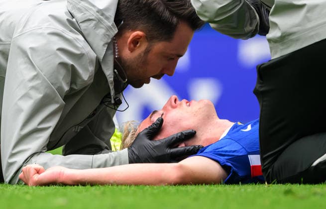 04 May 2026 - Chelsea v Nottigham Forest - Premier League - Stamford Bridge. Chelsea v Nottigham Forest - Premier League - Stamford Bridge. Chelsea s Jesse Derry received medical attention after a clash of heads. Picture : Mark Pain London England  Copyright: xMarkxPainx