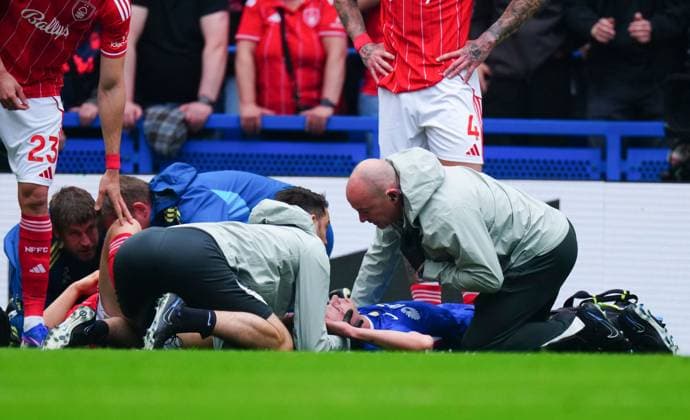 Jesse Derry of Chelsea receives treatment and is stretchered off after a clash of heads with Zach Abbott of Nottingham Forest Chelsea v Nottingham Forest, Premier League, Football, Stamford Bridge, London , UK - 04 May 2026London Stamford Bridge United Kingdom EDITORIAL USE ONLY No use with unauthorised audio, video, data, fixture lists, club league logos or live services. Online in-match use limited to 120 images, no video emulation. No use in betting, games or single club league player publications. Copyright: xJavierxGarcia Shutterstockx 16854610am