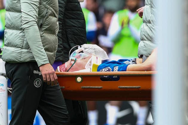 Chelsea v Nottingham Forest, Premier League Jesse Derry of Chelsea serious injury, carried off on a stretcher during the Chelsea v Nottingham Forest Premier League match at Stamford Bridge, London, England on 4 May 2026 Credit: Ian Stephen Every Second Media Editorial use only. All images are copyright Every Second Media Limited. No images may be reproduced without prior permission. All rights reserved. Premier League and Football League images are subject to licensing agreements with Football DataCo Limited. see https: www.football-dataco.com Copyright: xIMAGO EveryxSecondxMediax ESM-1973-0048 IanxStephenx xEveryxSecondxMediax