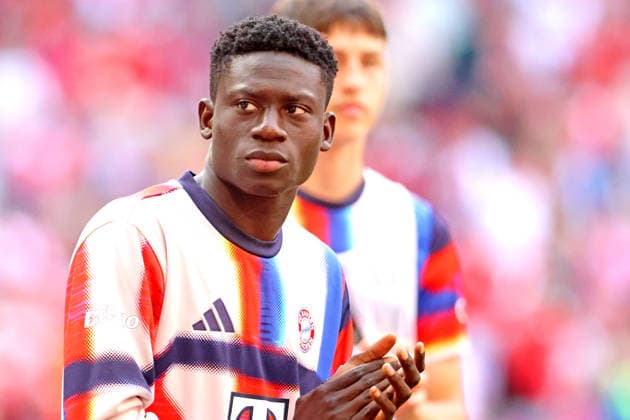 99 Bara Sapoko Ndiaye (FCB) bedankt sich, am Spielende, bei den Fans, Porträt, Portrait, Fussball 1. BL FC Bayern München - 1. FC Heidenheim 02.05.2026 Allianz Arena FOTO: Mladen Lackovic LakoPress *** 99 Bara Sapoko Ndiaye FCB thanks the fans at the end of the match, Portrait, Football 1 BL FC Bayern München 1 FC Heidenheim 02 05 2026 Allianz Arena PHOTO Mladen Lackovic LakoPress