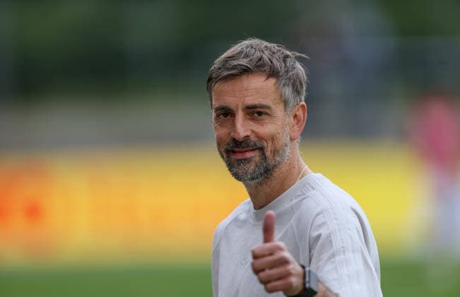GER, Frankfurt, Eintracht Frankfurt vs FC Nürnberg, Google Pixel Bundesliga, Football, DFB, Season 2025 2026, Stadion am Brentanobad, 24 Matchday in picture Niko Arnautis Coach Eintracht Frankfurt Women , Thumbs up DFB DFL REGULATIONS PROHIBIT ANY USE OF PHOTOGRAPHS AS IMAGE SEQUENCES AND OR QUASI VIDEO, 04 05 2026 Copyright: HMBxMedia HendrikxHamelau