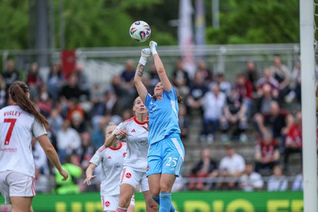 GER, Frankfurt, Eintracht Frankfurt vs FC Nuremberg, Google Pixel Bundesliga, Football, DFB, Season 2025 2026, Stadion am Brentanobad, 24 Matchday in picture Lourdes Romero 1 FC Nuremberg Women 25 , Goal defense with the fist DFB DFL REGULATIONS PROHIBIT ANY USE OF PHOTOGRAPHS AS IMAGE SEQUENCES AND OR QUASI VIDEO, 04 05 2026 Copyright: HMBxMedia HendrikxHamelau