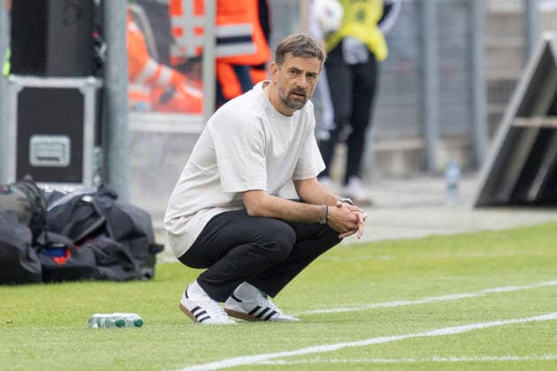 Google Pixel Womens Bundesliga Eintracht Frankfurt 1 FC Nuremberg, 04 05 2026 Niko Arnautis Coach Eintracht Frankfurt in the squat, clipping, portrait portrait, Eintracht Frankfurt 1 FC Nuremberg, Frankfurt, Stadion am Brentanobad, 4 5 2026 Copyright: xBEAUTIFULxSPORTS Gawlikx