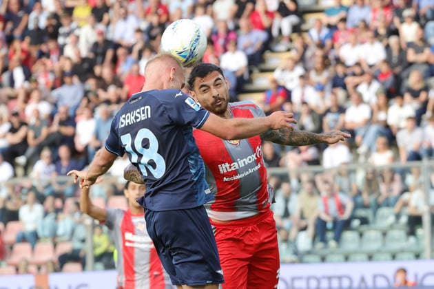 LazioÕs Gustav Isaksen and Cremonese s Giuseppe Pezzella during the Serie A soccer match between Cremonese and Lazio at the Giovanni Zini Stadium in Cremona Italy - Sunday, 4 may 2026. - Soccer .  Copyright: xAlbertoxMariani LaPressex
