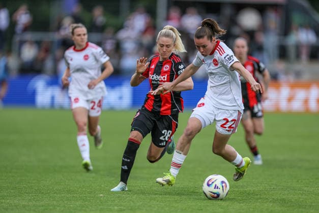 GER, Frankfurt, Eintracht Frankfurt vs FC Nürnberg, Google Pixel Bundesliga, Football, DFB, Season 2025 2026, Stadion am Brentanobad, 24 Matchday in picture v l Rebecka Blomqvist Eintracht Frankfurt Women 28 , Julia Pollak 1 FC Nürnberg Women 22 , Duel DFB DFL REGULATIONS PROHIBIT ANY USE OF PHOTOGRAPHS AS IMAGE SEQUENCES AND OR QUASI VIDEO, 04 05 2026 Copyright: HMBxMedia HendrikxHamelau