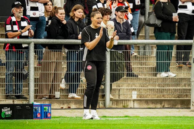 Germany Soccer Google Pixel Women Bundesliga 2025 2026 , 24 Matchday Eintracht Frankfurt Women vs 1 FC Nuremberg Women Stadion Am Brentanobad Frankfurt Isabel Bauer Coach, Trainer, 1 FC Nuremberg Women Facial expression, emotion, gesture, gesture Copyright: xBennetxLongx