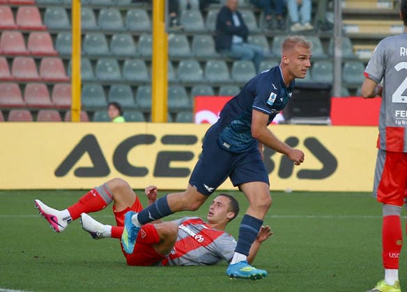 Lazio Gustav Isaksen esultanza goal 1-1 during the Serie A soccer match between Cremonese and Lazio at the Giovanni Zini in Cremona, north west Italy - LunedÃ¬ , 4 Maggio 2026. - Soccer .  Copyright: xAlbertoxMariani LaPressex
