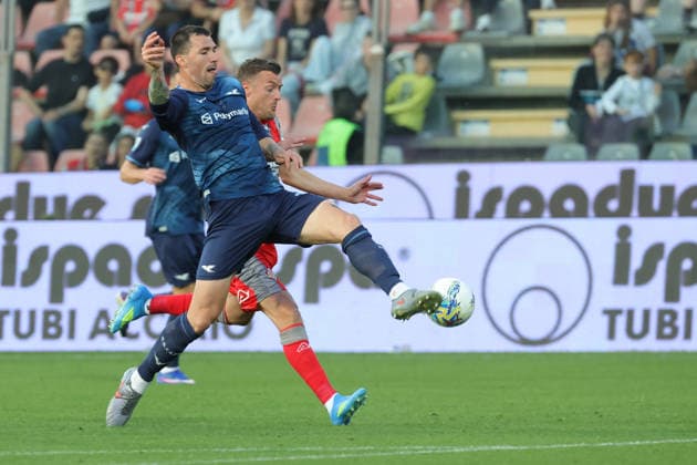 LazioÕs Alessio Romagnoli and Cremonese s Jamie Vardy during the Serie A soccer match between Cremonese and Lazio at the Giovanni Zini Stadium in Cremona Italy - Sunday, 4 may 2026. - Soccer .  Copyright: xAlbertoxMariani LaPressex