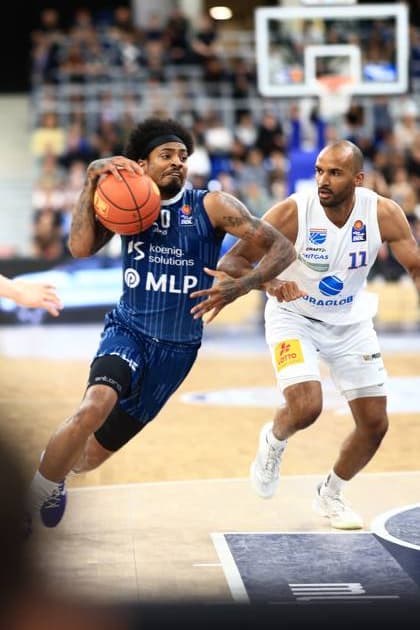 Michael Weathers 20 MLP Academics Heidelberg dribbles energetically at the basket while Akeem Vargas 11 Syntainics MBC defends him in the SNP Dome Dribbling of Michael Weathers 20 MLP Academics Heidelberg against Akeem Vargas 11 Syntainics MBC Copyright: xMichaelxGelhardtx
