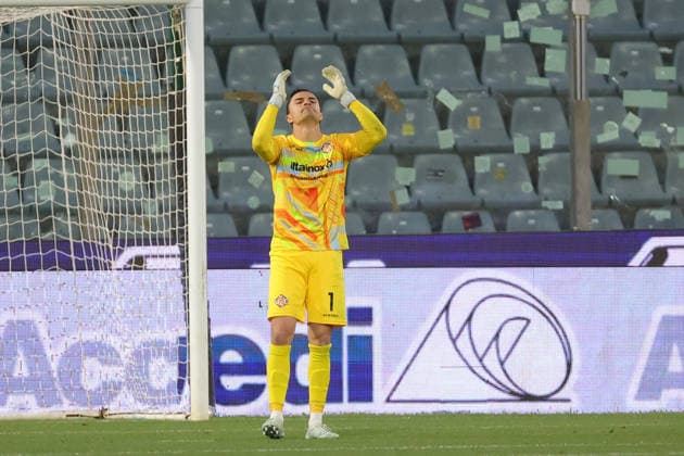 Cremonese s Emil Audero shows his dejection Lazio™s Tijjani Noslin jubilates after scoring the goal 1-2 during the Serie A soccer match between Cremonese and Lazio at the Giovanni Zini Stadium in Cremona Italy - Sunday, 4 may 2026. - Soccer .  Copyright: xAlbertoxMariani LaPressex