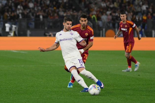 Fiorentina s Manor Solomon and Romaâ??s Zeki Celik during the Italian Football Championship League A Enilive 2025 2026 match between AS Roma vs ACF Fiorentina at the Olimpic Stadium in Rome on 05 May 2026.  Copyright: xFabrizioxCorradetti IPAxSportx xipa-agency.netx xx IPA_74438293 IPA_Agency_IPA74438293