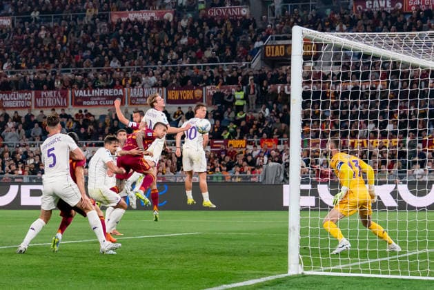 AS Roma v ACF Fiorentina - Serie A Enilive Gianluca Mancini of AS Roma scores first goal during the serie Serie A Enilive match between AS Roma and ACF Fiorentina at Stadio Olimpico on May 4, 2026 in Rome, Italy Rome Stadio Olimpico Lazio Italy Copyright: xGiuseppexMaffiax 260504_SerieA_Roma-Fiorentina_GM_00625