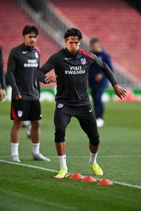 Ahead of Arsenal v Atletico Madrid - UEFA Champions League LONDON, UNITED KINGDOM - MAY 4: Giuliano Simeone (front) of Atletico Madrid attends training session ahead of the UEFA Champions League semi-final rematch against Arsenal at Emirates Stadium in London, United Kingdom on May 4, 2026. Rasid Necati Aslim Anadolu London United Kingdom. Editorial use only. Please get in touch for any other usage.  Copyright: x2026xAnadoluxRasidxNecatixAslimx