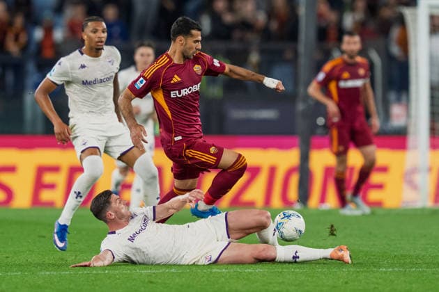 AS Roma v ACF Fiorentina - Serie A Enilive Zeki Celik of AS Roma and Robin Gosens of ACF Fiorentina in action during the serie Serie A Enilive match between AS Roma and ACF Fiorentina at Stadio Olimpico on May 4, 2026 in Rome, Italy Rome Stadio Olimpico Lazio Italy Copyright: xGiuseppexMaffiax 260504_SerieA_Roma-Fiorentina_GM_03445