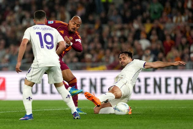 Donyell Malen of AS Roma and Manor Solomon of ACF Fiorentina during the Serie A 2025 2026 football match between AS Roma and ACF Fiorentina at Stadio Olimpico in Rome (Italy), May 4, 2026. AntoniettaxBaldassarre
