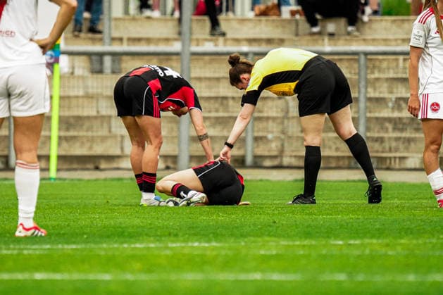 Germany Soccer Google Pixel Women Bundesliga 2025 2026 , 24 Matchday Eintracht Frankfurt Women vs 1 FC Nuremberg Women Stadion Am Brentanobad Frankfurt injured on the ground, injury, gesture, gesture Copyright: xBennetxLongx