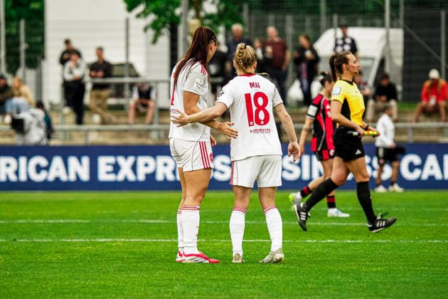 Germany Soccer Google Pixel Women Bundesliga 2025 2026 , 24 Matchday Eintracht Frankfurt Women vs 1 FC Nürnberg Women Stadion Am Brentanobad Frankfurt Leia Varley 1 FC Nürnberg Women, 7 , Franziska Mai 1 FC Nürnberg Women, 18 , Gesture, gesture Copyright: xBennetxLongx