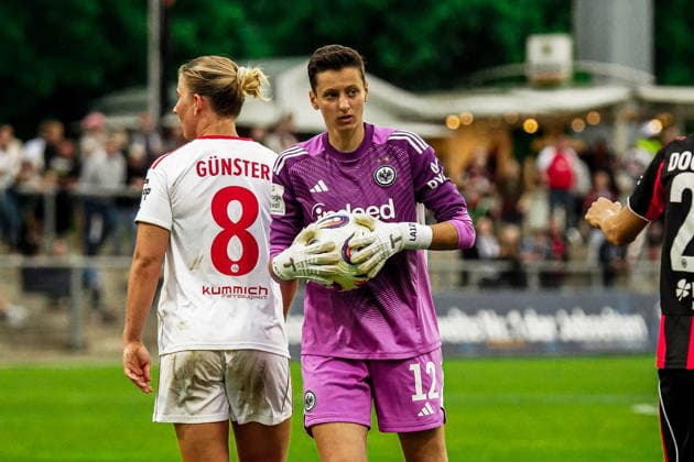 Germany Soccer Google Pixel Women Bundesliga 2025 2026 , 24 Matchday Eintracht Frankfurt Women vs 1 FC Nuremberg Women Stadion Am Brentanobad Frankfurt Lina Altenburg Eintracht Frankfurt Women, 12 Mimik, on the ball Copyright: xBennetxLongx