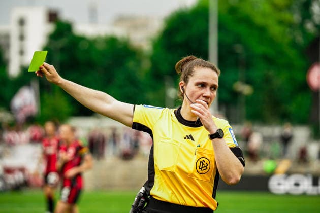 Germany Soccer Google Pixel Women Bundesliga 2025 2026 , 24 Matchday Eintracht Frankfurt Women vs 1 FC Nuremberg Women Stadion Am Brentanobad Frankfurt Referee, yellow card, foul, foul play, facial expressions, gestures Copyright: xBennetxLongx