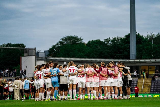 Germany Soccer Google Pixel Women Bundesliga 2025 2026 , 24 Matchday Eintracht Frankfurt Women vs 1 FC Nuremberg Women Stadion Am Brentanobad Frankfurt Team, after the match Copyright: xBennetxLongx
