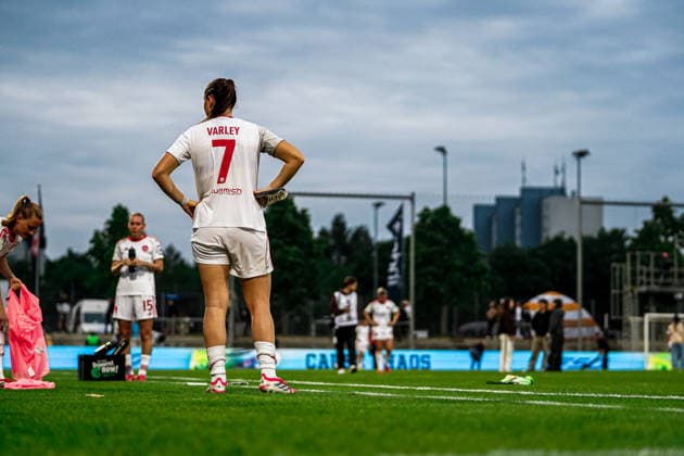 Germany Soccer Google Pixel Women Bundesliga 2025 2026 , 24 Matchday Eintracht Frankfurt Women vs 1 FC Nuremberg Women Stadion Am Brentanobad Frankfurt Leia Varley 1 FC Nuremberg Women, 7 Gesture, gesture, mood Copyright: xBennetxLongx