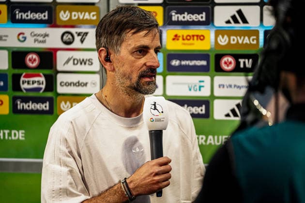 Germany Soccer Google Pixel Women Bundesliga 2025 2026 , 24 Matchday Eintracht Frankfurt Women vs 1 FC Nuremberg Women Stadion Am Brentanobad Frankfurt Niko Arnautis Coach, Eintracht Frankfurt Women Interview, Mimic Copyright: xBennetxLongx