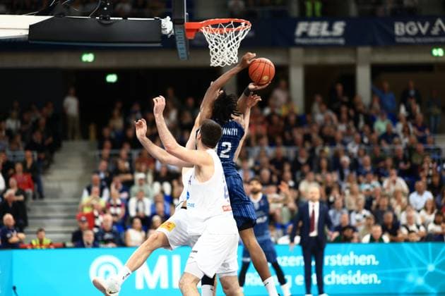 Osun Osunniyi (12; MLP Academics Heidelberg) mit Ball am Korb, während Kresimir Nikic (9; Syntainics MBC) verteidigt Spielaktion mit Osun Osunniyi (12; MLP Academics Heidelberg) und Kresimir Nikic (9; Syntainics MBC) *** Osun Osunniyi 12 MLP Academics Heidelberg with the ball at the basket, while Kresimir Nikic 9 Syntainics MBC defends Play action with Osun Osunniyi 12 MLP Academics Heidelberg and Kresimir Nikic 9 Syntainics MBC Copyright: xMichaelxGelhardtx