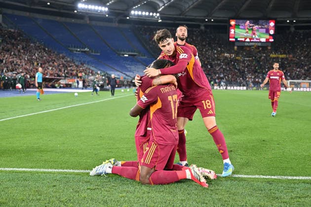 4th May 2026, Stadio Olimpico, Rome, Italy; Serie A Football; Roma versus Fiorentina; Roma& x2019;s players celebrate after their 3-0 goal from Hermoso in the 34th minute AllShotLive
