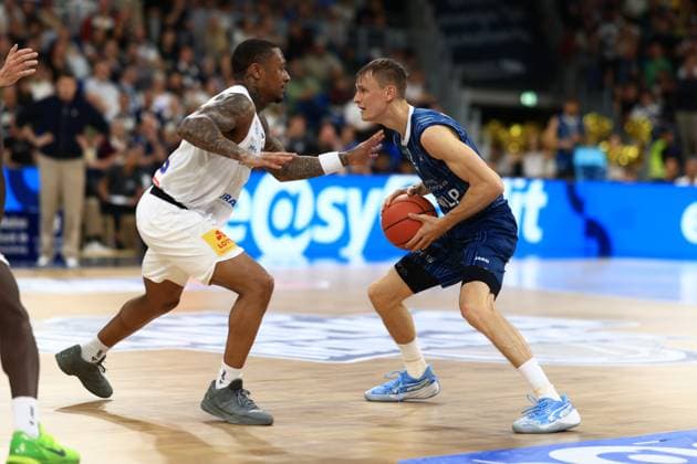 Niklas Würzner 2 MLP Academics Heidelberg dribbles the ball while Charles Callison 23 Syntainics MBC is in defense in the SNP Dome Dribbling of Niklas Würzner 2 MLP Academics Heidelberg against Charles Callison 23 Syntainics MBC Copyright: xMichaelxGelhardtx