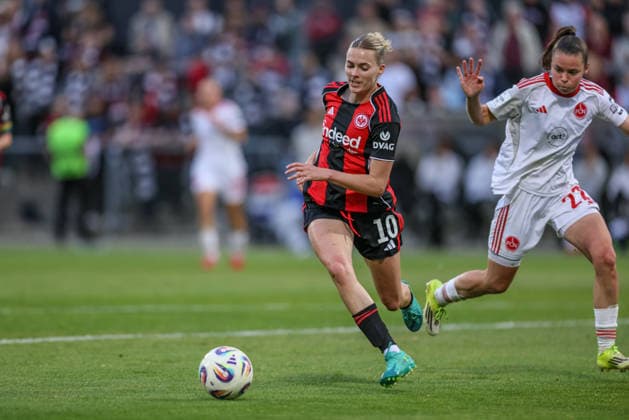 GER, Frankfurt, Eintracht Frankfurt vs FC Nuremberg, Google Pixel Bundesliga, Football, DFB, Season 2025 2026, Stadion am Brentanobad, 24 Matchday in picture f l Laura Freigang Eintracht Frankfurt Women 10 , Julia Pollak 1 FC Nuremberg Women 22 , Duel DFB DFL REGULATIONS PROHIBIT ANY USE OF PHOTOGRAPHS AS IMAGE SEQUENCES AND OR QUASI VIDEO, 04 05 2026 Copyright: HMBxMedia HendrikxHamelau