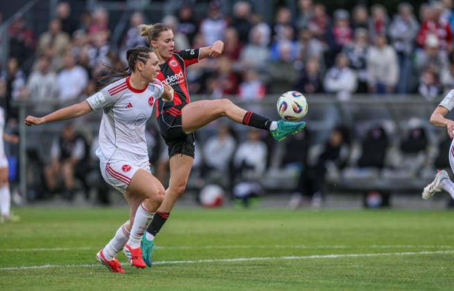 GER, Frankfurt, Eintracht Frankfurt vs FC Nürnberg, Google Pixel Bundesliga, Football, DFB, Season 2025 2026, Stadion am Brentanobad, 24 Matchday in picture f l Leia Varley 1 FC Nürnberg Women 7 cant stop Laura Freigang Eintracht Frankfurt Women 10 on her way to the goal for 3 1 DFB DFL REGULATIONS PROHIBIT ANY USE OF PHOTOGRAPHS AS IMAGE SEQUENCES AND OR QUASI VIDEO, 04 05 2026 Copyright: HMBxMedia HendrikxHamelau