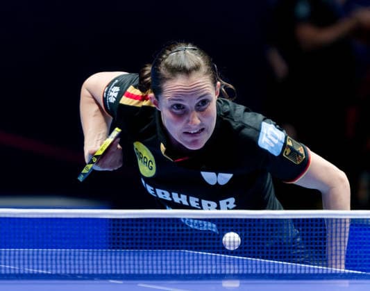 Sabine Winter, Deutschland, TSV Dachau, in der Runde der besten 32 gegen Malaysia bei den Team-Weltmeisterschaften im Tischtennis in London in der OVO Arena Wembley. Sabine Winter, Deutschland, TSV Dachau, World-Cup-Dritte und Europe-Top-16-Gewinnerin, am 4. Mai in der OVO Arena Wembley bei den Team-Weltmeisterschaften im Tischtennis in London im Endrundenspiel der Runde der besten 32 gegen Malaysia gegen Karen Lyne. London OVO Arena Wembley London England *** Sabine Winter, Germany, TSV Dachau, in the round of 32 against Malaysia at the World Team Table Tennis Championships in London at the OVO Arena Wembley Sabine Winter, Germany, TSV Dachau, World Cup third and Europe Top 16 winner, on May 4 at the OVO Arena Wembley at the World Team Table Tennis Championships in London in the final round of the round of 32 against Malaysia against Karen Lyne London OVO Arena Wembley London England