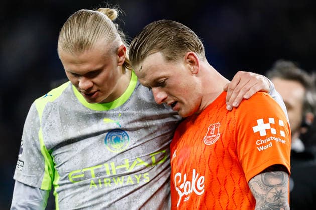 Everton v Manchester City Premier League Erling Haaland of Manchester City puts his arm round Everton goalkeeper Jordan Pickford during the Premier League match at the Hill Dickinson Stadium, Liverpool 04 05 2026 UK Newspapers OUT Copyright: xMaxxTomlinsonx FIL-23391-0073
