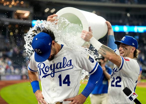 MLB, Baseball Herren, USA 2026; Guardians Vs Royals March 30th May 04, 2026: Kansas City Royals catcher Carter Jensen (22) gives Kansas City Royals right fielder Jac Caglianone (14) a Gatorade bath after the win against the Guardians at Kauffman Stadium Kansas City, Missouri. Jon Robichaud CSM. (Credit Image: Â Jon Robichaud Cal Media) Kansas City Missouri United States EDITORIAL USE ONLY Copyright: xx ZUMA-20260504_zma_c04_002.jpg JonxRobichaudx csmphotothree489524
