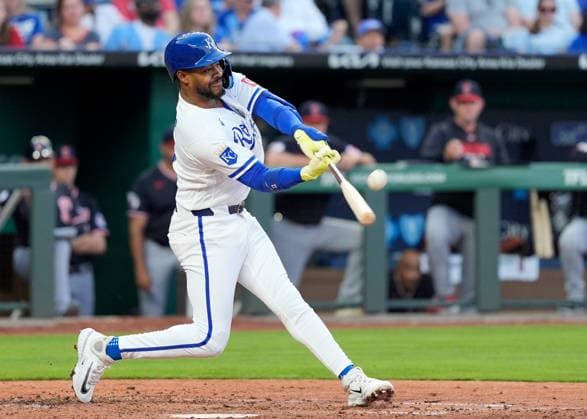 MLB, Baseball Herren, USA 2026; Guardians Vs Royals March 30th May 04, 2026: Kansas City Royals third baseman Maikel Garcia (11) drives a pitch in the 4 run 4th against the Guardians at Kauffman Stadium Kansas City, Missouri. Jon Robichaud CSM. (Credit Image: Â Jon Robichaud Cal Media) Kansas City Missouri United States EDITORIAL USE ONLY Copyright: xx ZUMA-20260504_zma_c04_019.jpg JonxRobichaudx csmphotothree489529