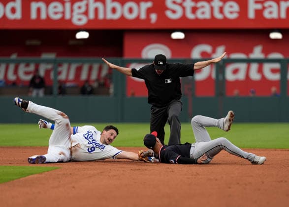 MLB, Baseball Herren, USA 2026; Guardians Vs Royals March 30th May 04, 2026: Kansas City Royals first baseman Vinnie Pasquantino (9) gets by the tag for a double against Cleveland Guardians shortstop Brayan Rocchio (4)at Kauffman Stadium Kansas City, Missouri. Jon Robichaud CSM. (Credit Image: Â Jon Robichaud Cal Media) Kansas City Missouri United States EDITORIAL USE ONLY Copyright: xx ZUMA-20260504_zma_c04_017.jpg JonxRobichaudx csmphotothree489531