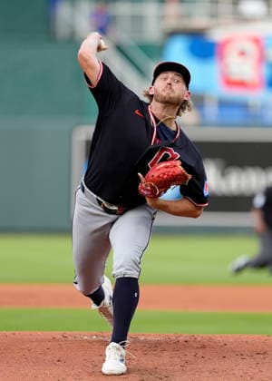 MLB, Baseball Herren, USA 2026; Guardians Vs Royals March 30th May 04, 2026: Cleveland Guardians starting pitcher Tanner Bibee (28) brings the ball home against the Royals at Kauffman Stadium Kansas City, Missouri. Jon Robichaud CSM. (Credit Image: Â Jon Robichaud Cal Media) Kansas City Missouri United States EDITORIAL USE ONLY Copyright: xx ZUMA-20260504_zma_c04_011.jpg JonxRobichaudx csmphotothree489536